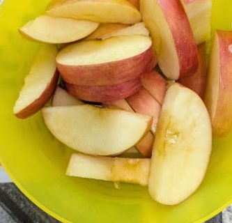 A bowl of freshly cut apple slices